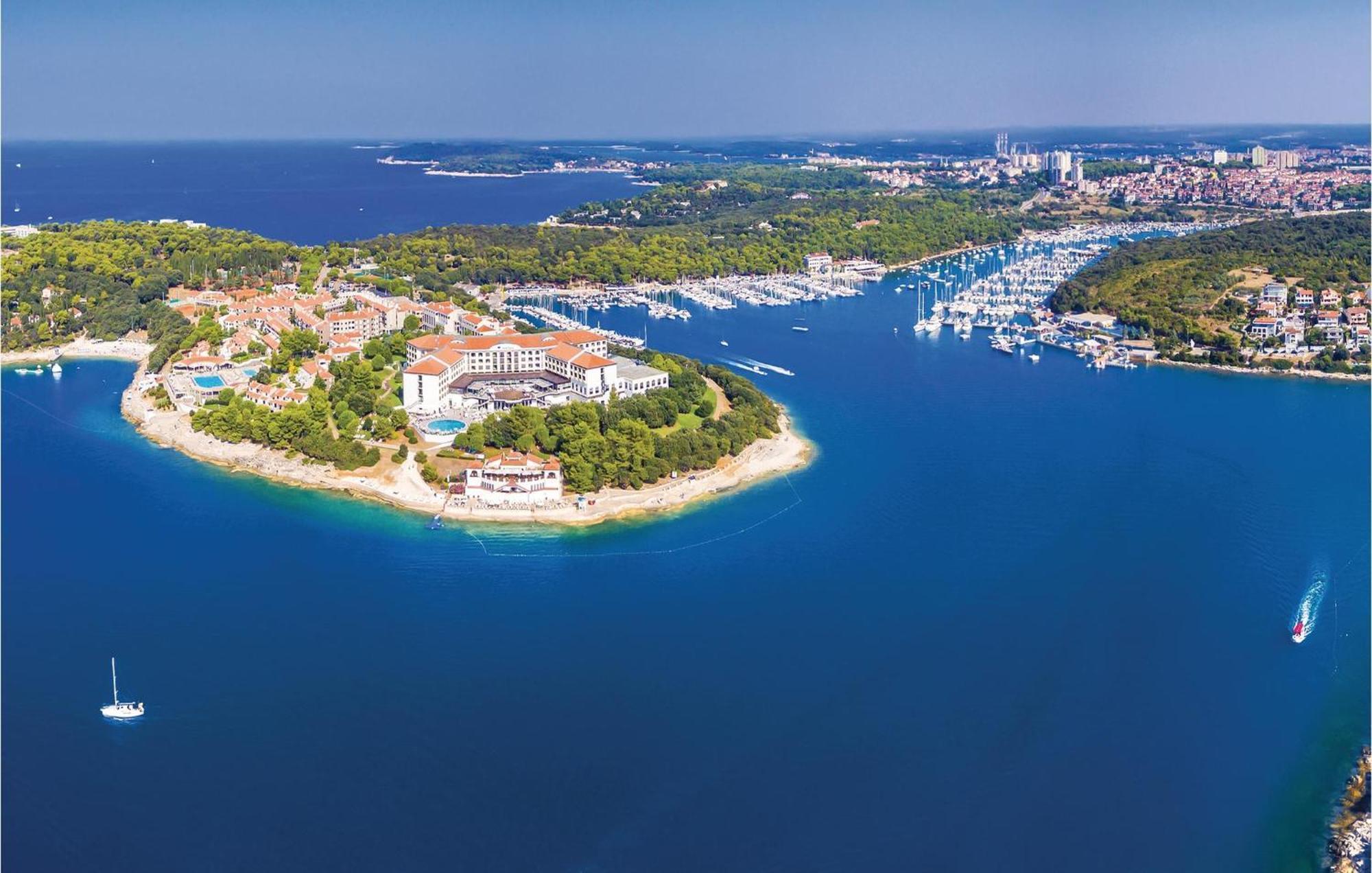 8 Bedroom Awesome Home In Pula Exterior foto
